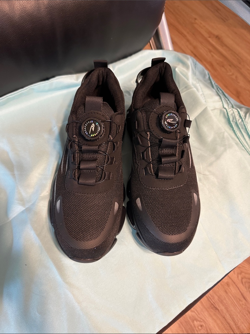 Men’s black, steel toe work sneakers